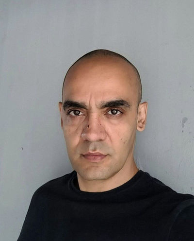Novinha is disgusted with the defeat of Corinthians, and has sex with a stranger in a square