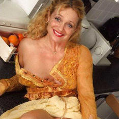 Simones and another milf await with their pussies open the swinger penetration of her husband in a threesome