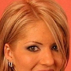 Geile Blondine geniesst versauten Dreier